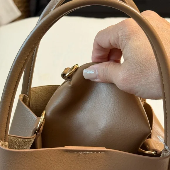 Elegant Black and Tan Women's Handbag Set - Picture 4 of 8